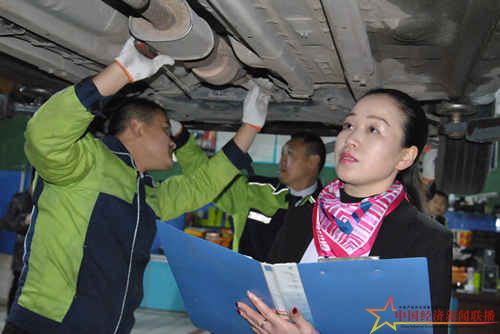 妹妹许杰检查车底部.JPG