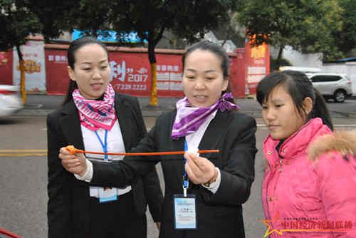 双胞胎姐妹俩教怎样检查看油标尺.JPG