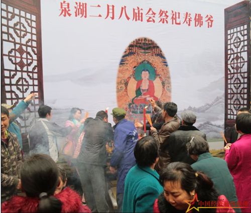 游客祭拜寿佛,许愿祈福.jpg