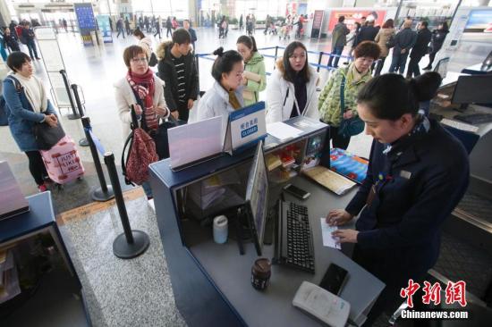 资料图：工作人员正在给旅客办理托运行李手续。 张云 摄