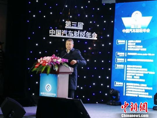 图为专家讨论共享汽车 钟欣 摄