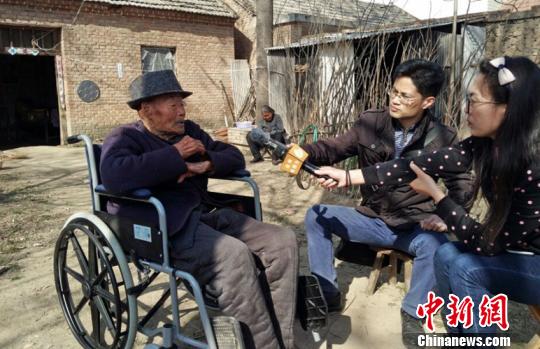 依然健在的92岁徐厚仁老人向记者讲述当年的晓风剧社和王世训的故事 朱志庚 摄 依然健在的92岁徐厚仁老人向记者讲述当年的晓风剧社和王世训的故事 朱志庚 摄