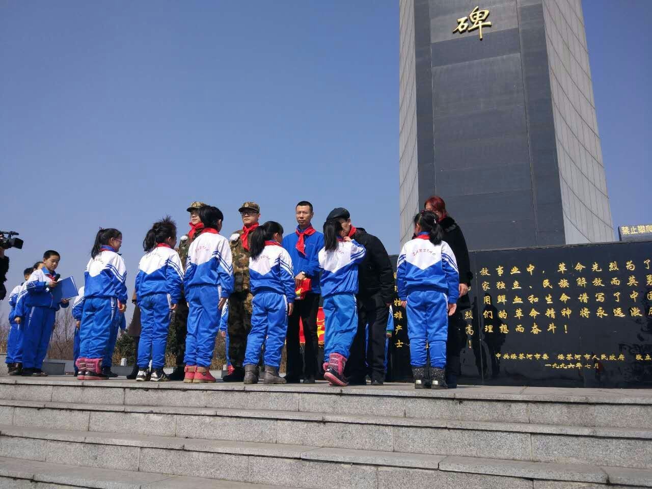 革命烈士纪念碑扫墓。刘金凤摄.jpg 革命烈士纪念碑扫墓。刘金凤摄.jpg