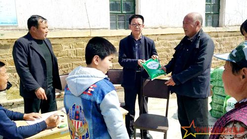 3.27玉米种发放现场.jpg