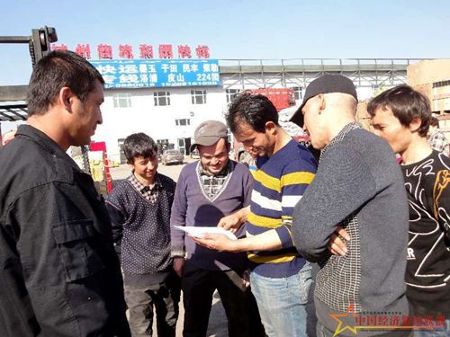 外来务工人员正在学习宣传资料.jpg