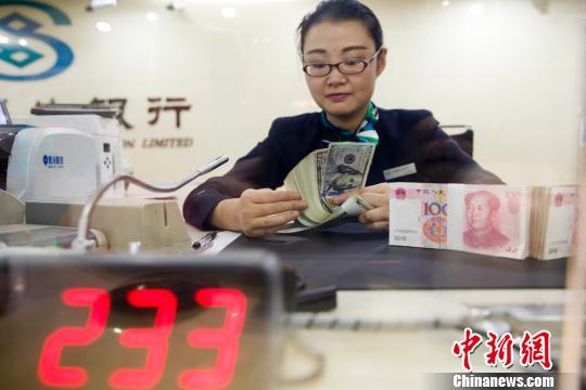 山西太原，银行工作人员正在清点货币。张云 摄