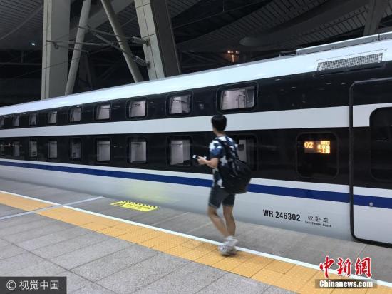 新型卧铺动车组增加了车体高度，上铺的空间更加宽裕，旅客在上铺也能够舒适地坐立。铺位的墙面上配有靠背，并且可以按坐姿需求调整倾斜角度，空调为每个铺位单独送风，非常舒适。同时，每个铺位单独配备充电插座、照明灯等，为旅客在旅途中阅读、办公、休闲等提供便利。每个铺位还配置了拉帘、扶手、裤挂、衣帽钩，非常人性化。 张进刚 邓旺强 摄 图片来源：视觉中国