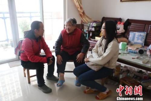 资料图：广西柳州社区组建“叨叨团”陪空巢老人聊天解难 林馨 摄.jpg