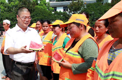 南丹县政协副主席、县总工会主席莫少敏(左一)在慰问环卫工人.JPG