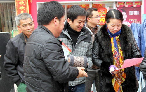 南丹县总工会党组书记、副主席陆美芳(右一)在宣传工会相关政策.JPG