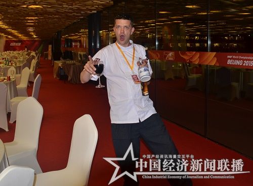 使馆主厨银奖获得者手拿草原马神酒载歌载舞.JPG