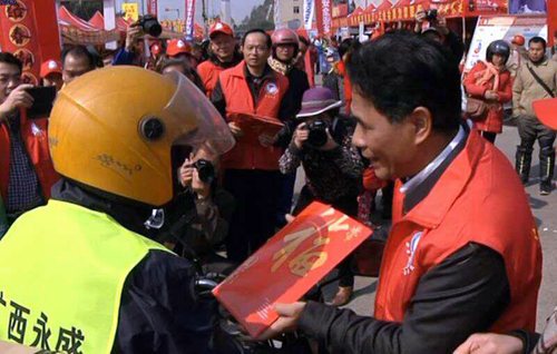广西总工会副主席元德新与返乡农民工亲切交谈，并送上祝福和春联.jpg