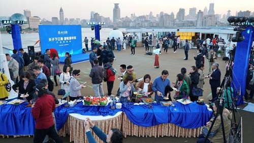 首航仪式在世纪天字号游轮甲板上进行.jpg