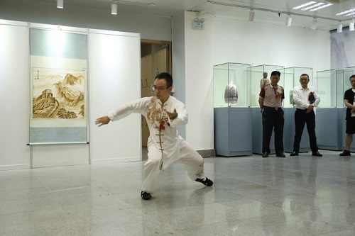 深圳市前海万方内家功夫研究院执行院长施海方表演太极拳.jpg