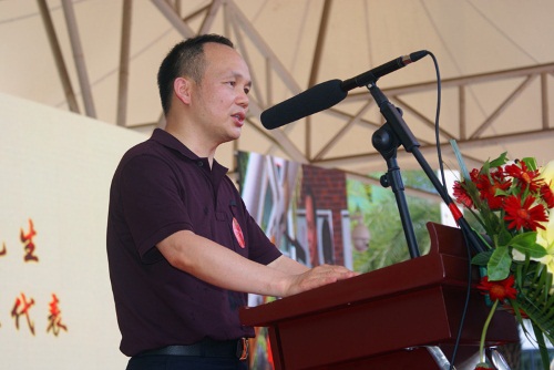 爱心企业家代表发言.JPG