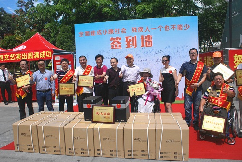 爱心企业现场向残疾人捐赠物资.jpg
