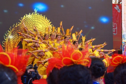 热情的市民把聋哑人表演的舞蹈围起来了.jpg