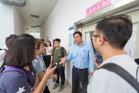 微芯生物宁志强副总裁带记者视察车间.jpg