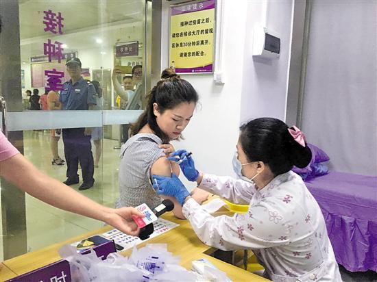 16日,巫小姐在罗湖成人预防接种门诊接种了深圳第一针9价HPV疫苗