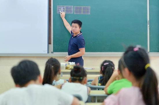△2018年，浙江杭州一小学的书法课。