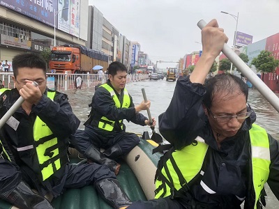 广东移动通信保障人员利用橡皮筏运输发电油机等物资开展抢修工作1.jpg