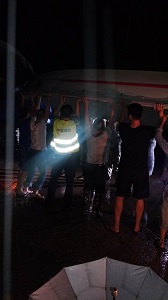 广东移动通信保障人员冒雨连夜开展抢修工作.jpg
