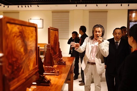 伍炳亮大师在艺博馆亲自解说.JPG