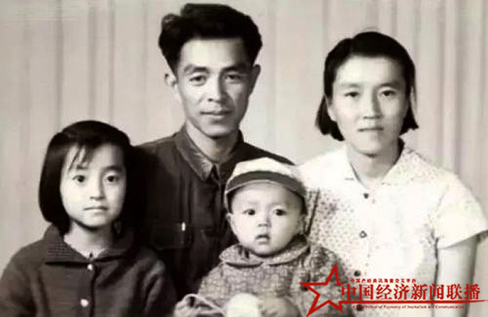 褚时健一家年轻时的照片副本.jpg