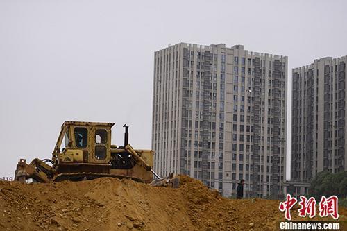 资料图：湖南长沙一楼盘土地上，推土机正在作业。 a target='_blank' href='http://www.chinanews.com/'中新社/a记者 杨华峰 摄