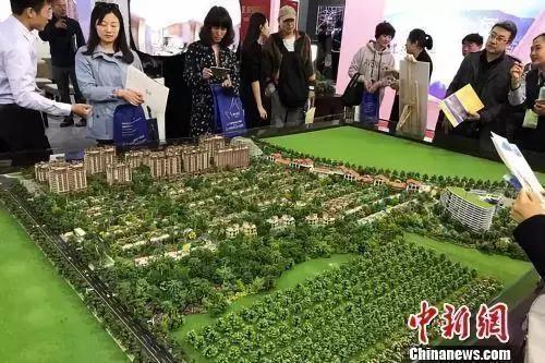 资料图：民众在2017年北京春季房展会上的某楼盘展台咨询。a target='_blank' href='http://www.chinanews.com/' 中新网/a 程春雨 摄
