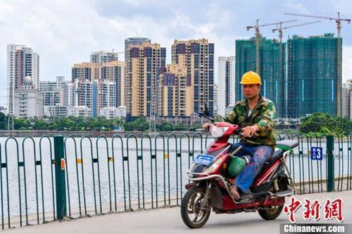 资料图：海口国兴大道附近的在建商品房项目。a target='_blank' href='http://www.chinanews.com/'中新社/a记者 骆云飞 摄