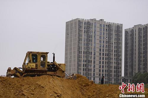 资料图：湖南长沙一楼盘土地上，推土机正在作业。 a target='_blank' href='http://www.chinanews.com/'中新社/a记者 杨华峰 摄