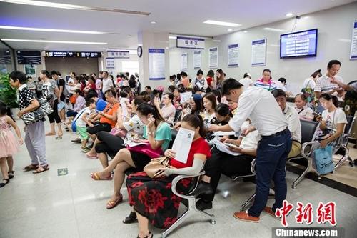 资料图:市民在公安局出入境办证大厅。a target='_blank' href='http://www.chinanews.com/'中新社/a记者 刘梦璇 摄 资料图:市民在公安局出入境办证大厅。a target='_blank' href='http://www.chinanews.com/'中新社/a记者 刘梦璇 摄
