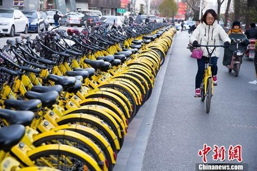 山西太原，民众正在使用共享单车。a target='_blank' href='http://www.chinanews.com/'中新社/a记者 张云 摄