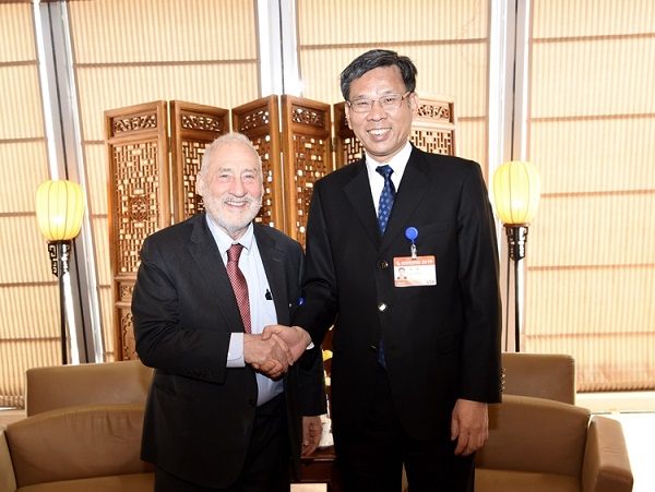 昆会见诺贝尔经济学奖得主斯蒂格利茨.jpg