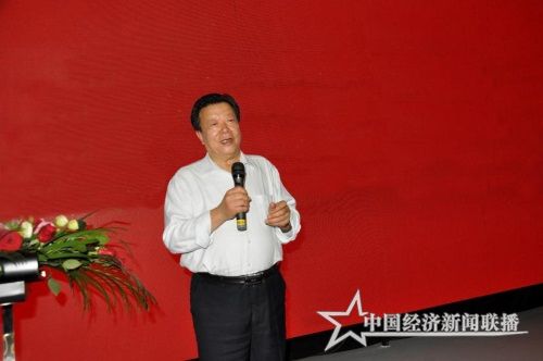 消费扶贫与乡村振兴大会执委会主席张德祥介绍情况.jpg