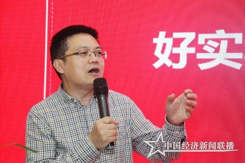 中国小康建设研究会消费扶贫专业工作组副组长张天文在介绍情况.jpg
