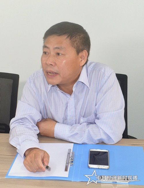 人民眼光·广东法网深圳媒体中心负责人廖锦榕在洽谈中.jpg