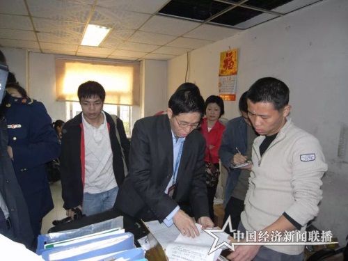 退休前的杨剑昌(中)在处理接访群众材料.jpg