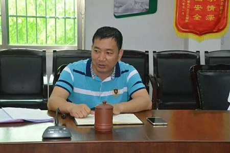 海南农垦荣光农场公司总经理温鲤在传达学习会上讲话2.jpg