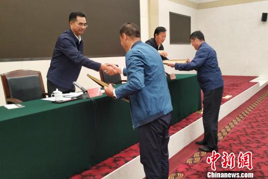 图为青海省发展改革委副主任杨光和青海省农业农村厅副厅长巩爱岐给成功创建“首批国家农村产业融合发展示范园”的青海省三江集团国家农村产业融合发展示范园和海北州海晏县国家农村产业融合发展示范园正式授牌。鲁丹阳 摄 图为青海省发展改革委副主任杨光和青海省农业农村厅副厅长巩爱岐给成功创建“首批国家农村产业融合发展示范园”的青海省三江集团国家农村产业融合发展示范园和海北州海晏县国家农村产业融合发展示范园正式授牌。鲁丹阳 摄