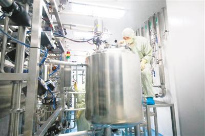图为在江苏省淮安市清浦工业园区天士力帝益药业,智能无菌生产车间,技术人员正在通过智能化设备控制产品生产。 王 昊摄(人民视觉)