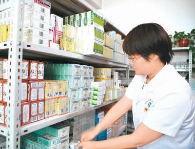 近年来,陕西省西安市积极推进医联体建设,全市已建成涵盖80所二级医疗机构和140所基层医疗机构的医联体46个,形成了上下联动的分级诊疗就医模式。图为5月21日,医护人员在陕西省西安市国际港务区新筑社区卫生服务中心为患者取药。
新华社记者 张博文摄