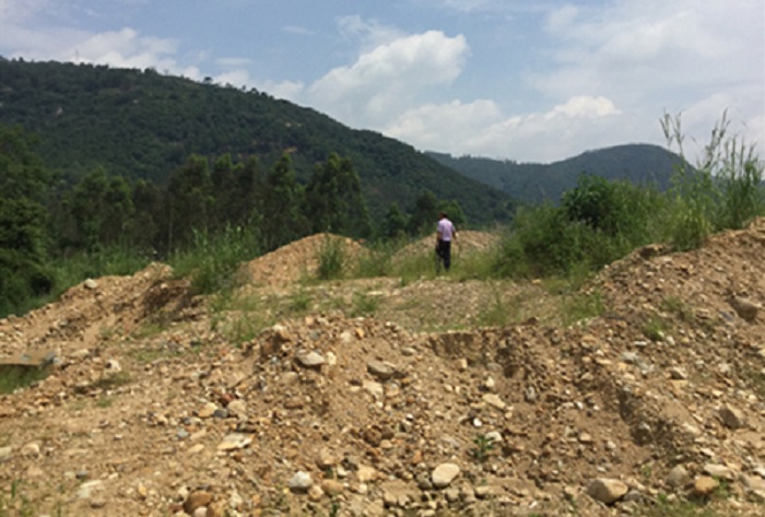 村民潘梅章家的承包地上被砂石压覆.jpg