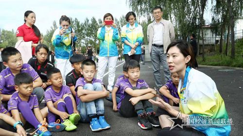 张丹为小运动员上冠军课.jpg