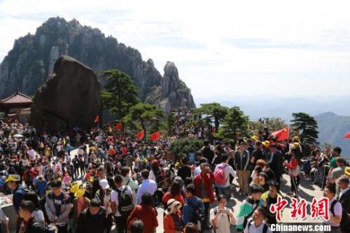 资料图:10月2日,黄山玉屏楼前游人如织。葛旭芳 摄 资料图:10月2日,黄山玉屏楼前游人如织。葛旭芳 摄