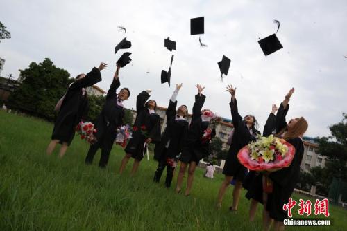 图为留学生抛帽子庆祝毕业。a target='_blank' href='http://www.chinanews.com/'中新社/a发 赵琳露 摄 图为留学生抛帽子庆祝毕业。a target='_blank' href='http://www.chinanews.com/'中新社/a发 赵琳露 摄