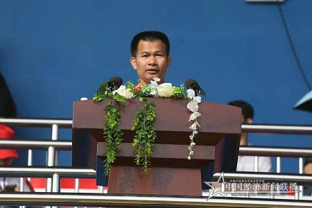 白沙黎族自治县人民政府副县长符健友致欢迎词。.jpg