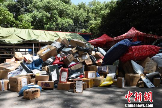 图为重庆高校快递点包裹堆积如山。周毅 摄