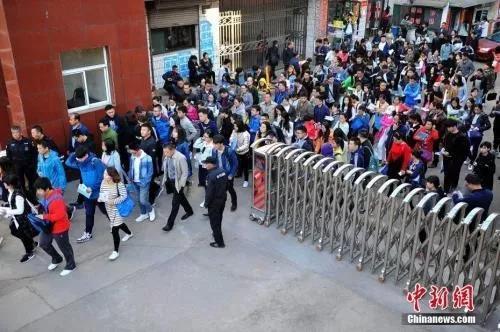 资料图：山西太原一国考考点，考生准备进入考场。武俊杰 摄